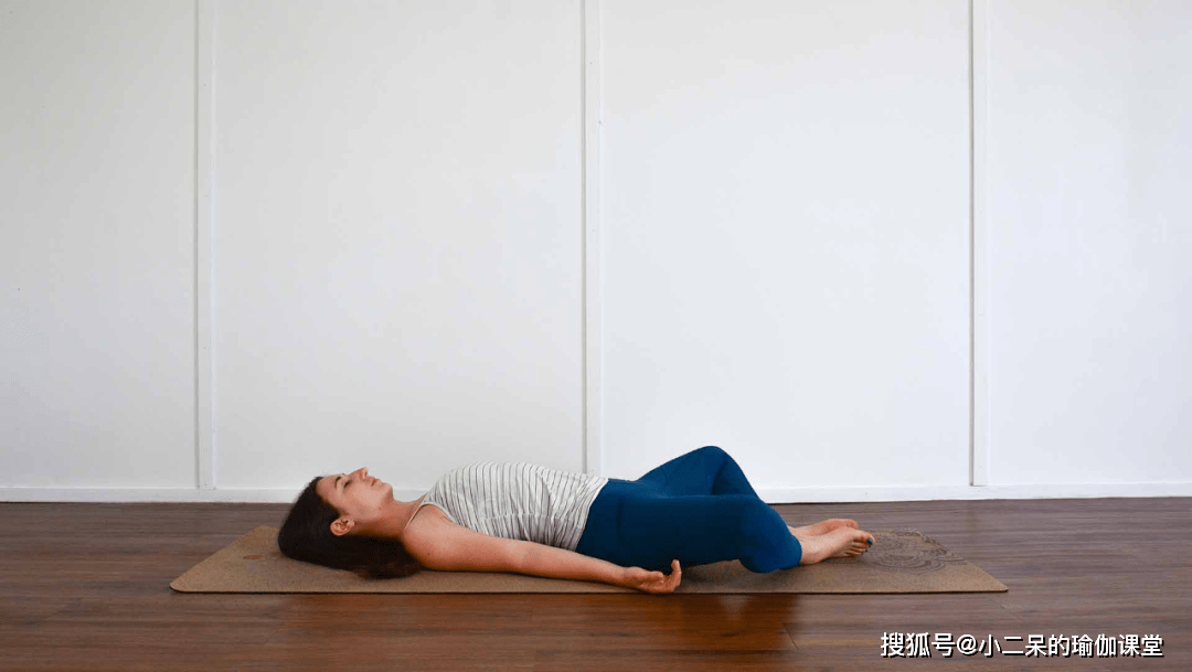卧角式瑜伽图片