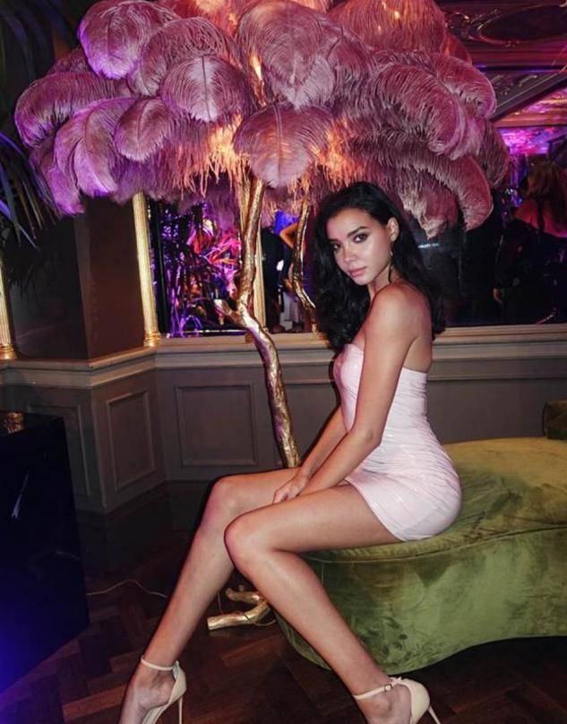 虽然离婚后找新欢无可厚非,但在前妻去世两个月后就被拍到和前小姨子