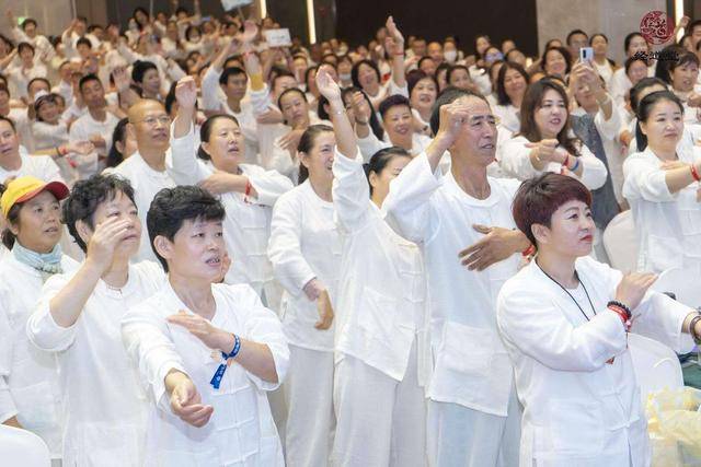 王洪刚,王洪亮老师带领学员们现场练习古法经络技艺,掌声与欢呼声绵延