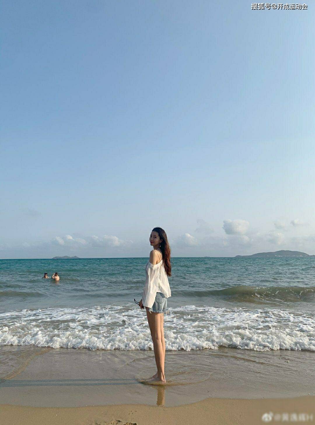 cba最美女神,范子铭女友黄逸辉:秀长腿,膝盖有伤!最喜欢阿联