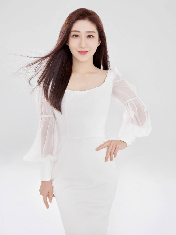 刘思彤镜头记录好身材 大气温婉玲珑有致-影圈焦点