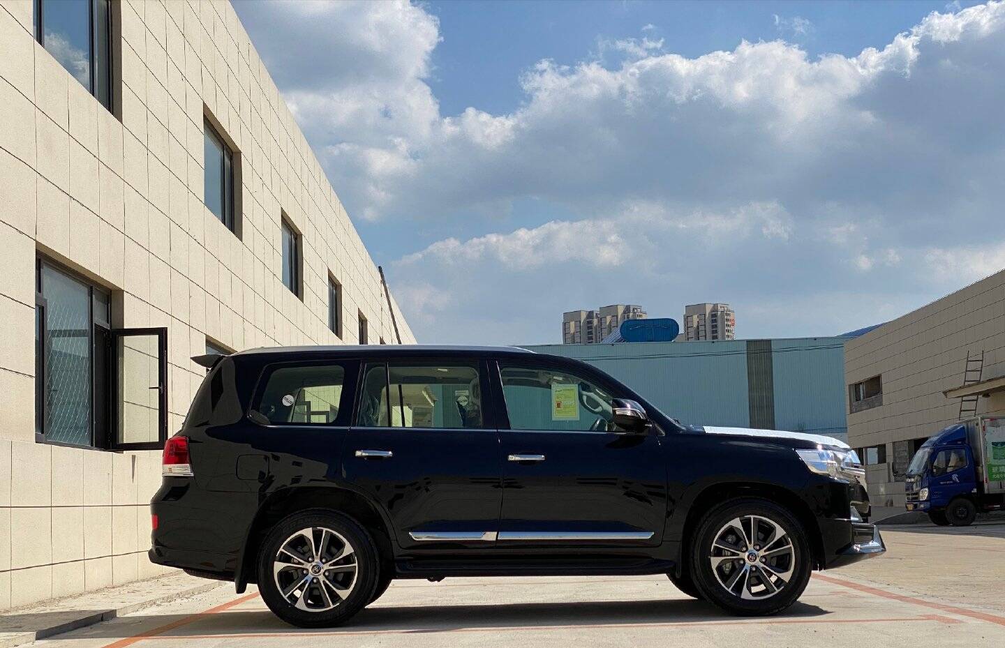 新款丰田陆巡亮相!运动外观 空气悬挂,猛降8万,新造型比x5霸气