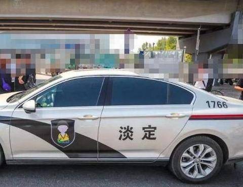 北京发现一辆私家车,车上写着"淡定"两字,交警:走,喝茶去_警车