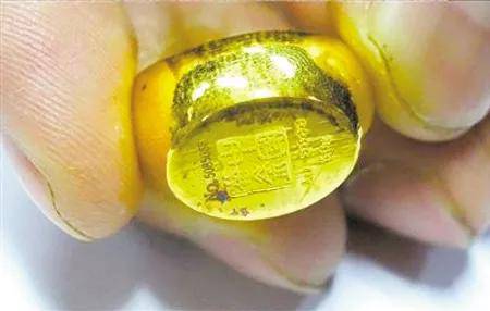 金戒指掉色，女子補差價換更高純度戒指還掉色，商家：是你粘了東西！