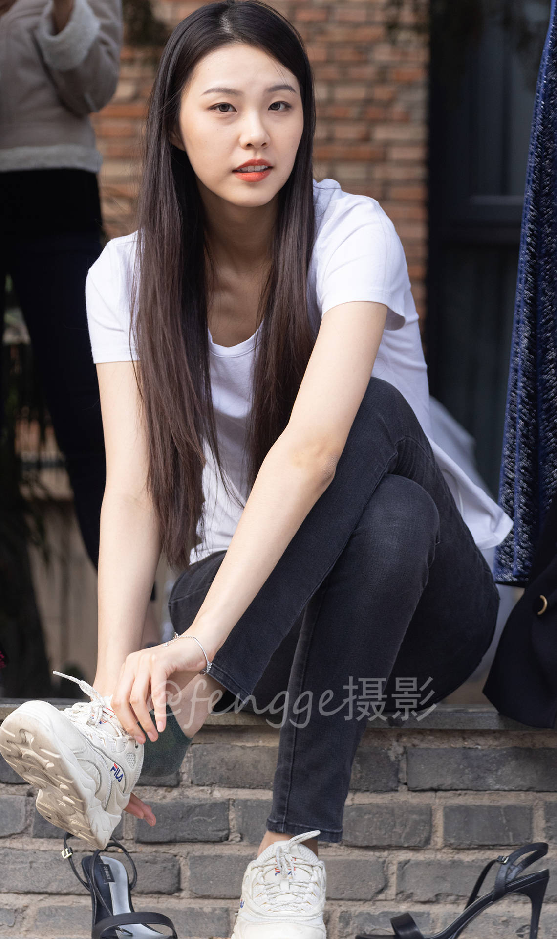 换鞋子的模特小姐姐,腮边鼓起两个小酒窝真可爱