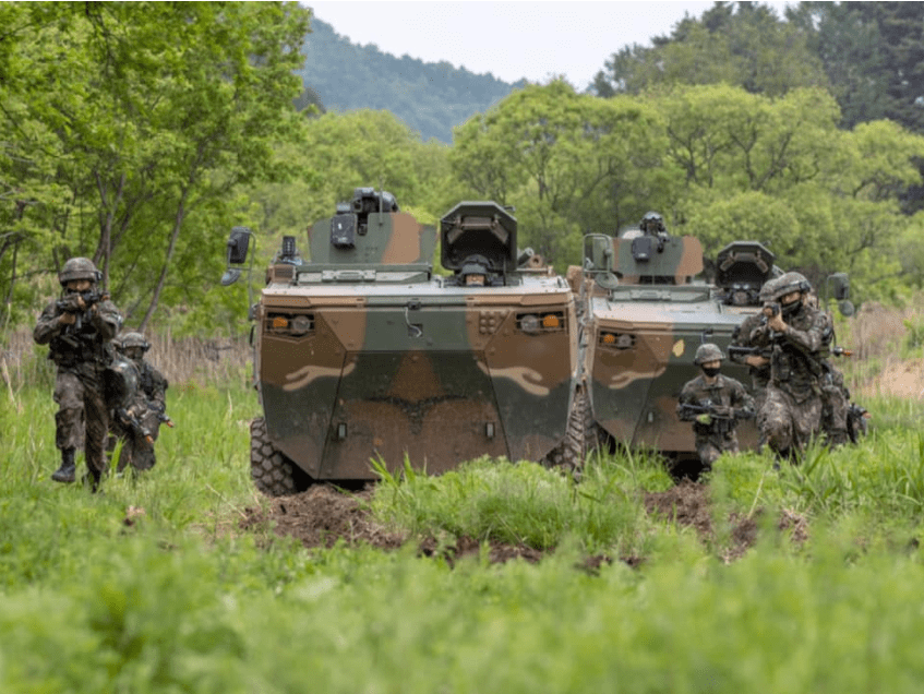 用於保護後方區域和護衛車隊的k806裝甲車可以在最高100公里/小時的