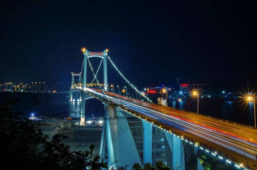 摄影/晓枫在秋高气爽的夜晚当最后一抹晚霞隐去夜幕低垂海沧大桥上的