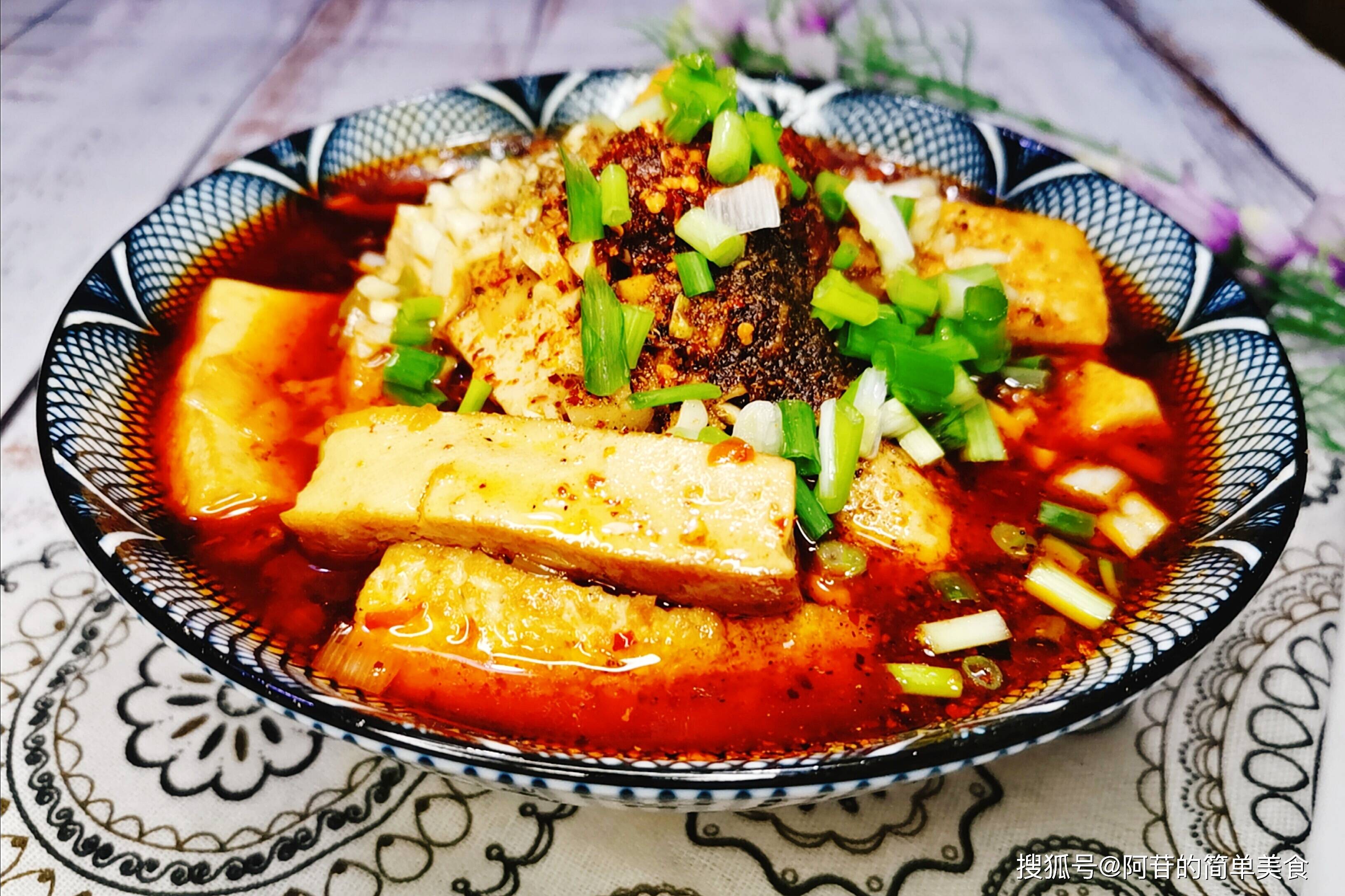 吃着很过瘾的水煮老豆腐,色泽红亮,麻辣鲜香,太对胃口了