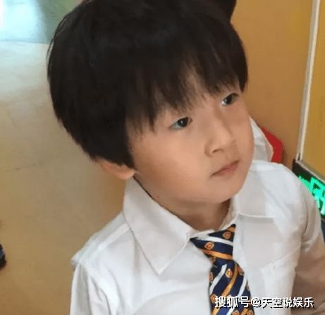 邹明轩才是"整容式"长大,曾因长胖被吐槽,瘦下来成偶像剧男主