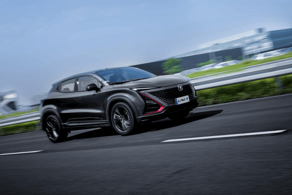 长安unit夜晚实拍大灯亮起后效果堪比好莱坞大片