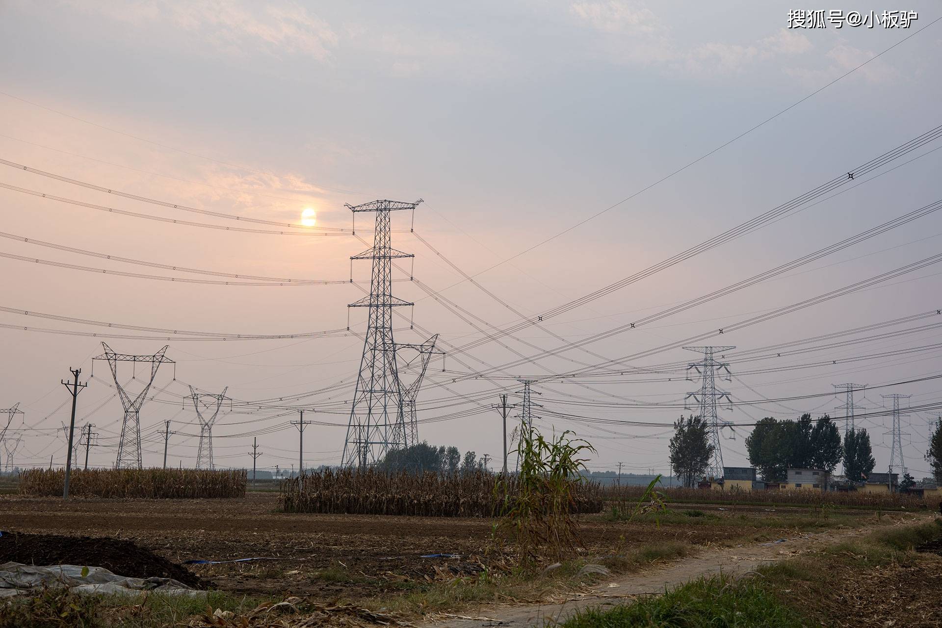 高壓輸電線路 延伸的光 鐵塔