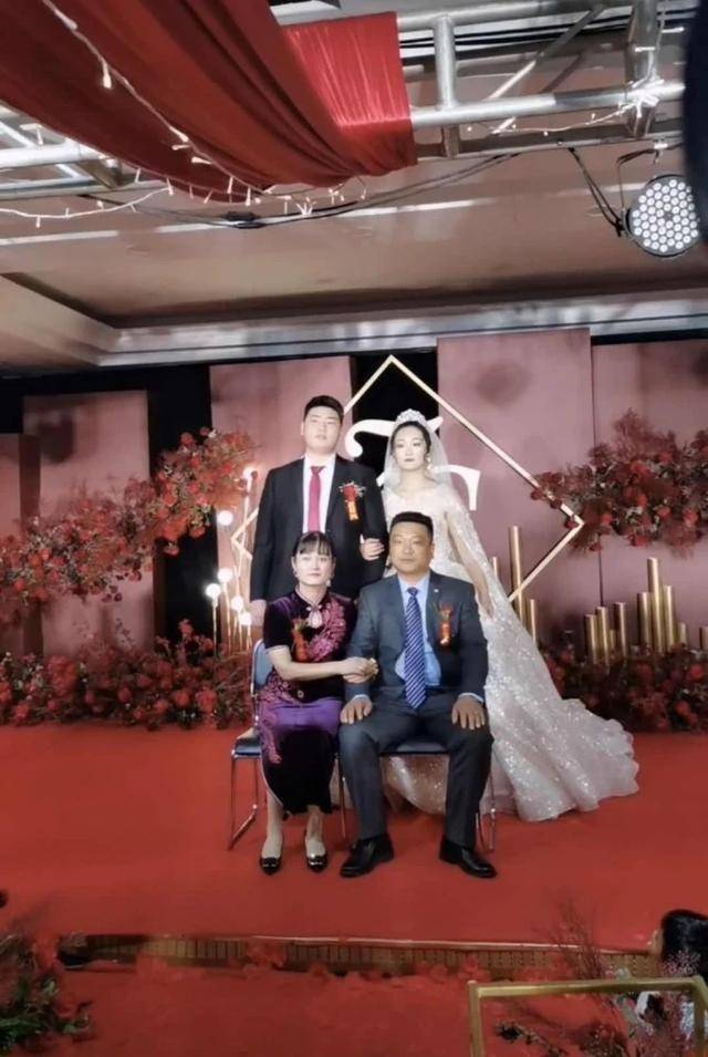 大衣哥儿媳正脸曝光仪态出挑太像婆婆两亲家母穿旗袍抢风头