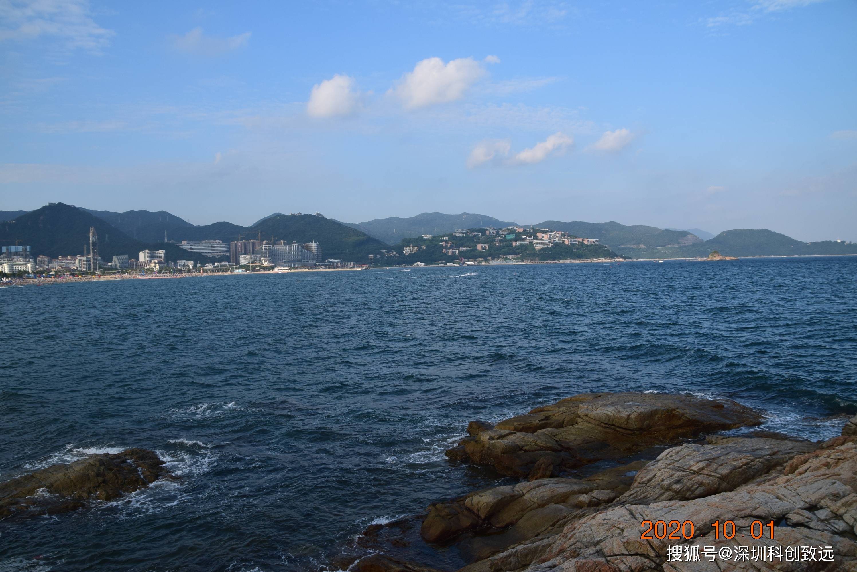 假日深圳大梅沙海边栈道海光天色游人如织