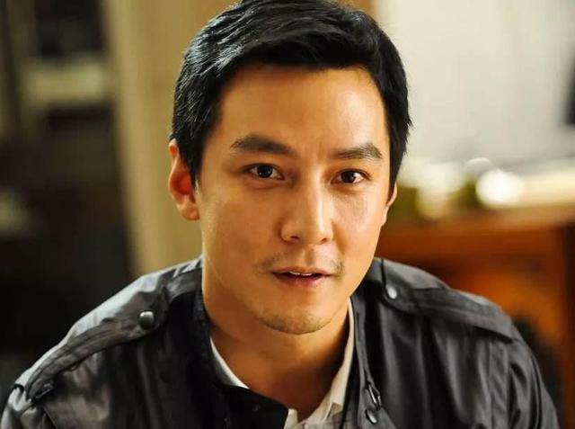 吴彦祖晒女儿侧颜戴口罩挡不住高颜值与马儿亲密互动