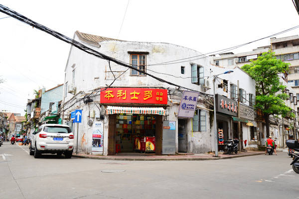 跟着《隐秘的角落》打卡赤坎老街,本利士多店主表示讨厌游客