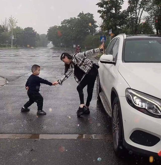 妈妈出差回家,儿子行"绅士礼"迎接,网友赞叹:浪漫不分年龄