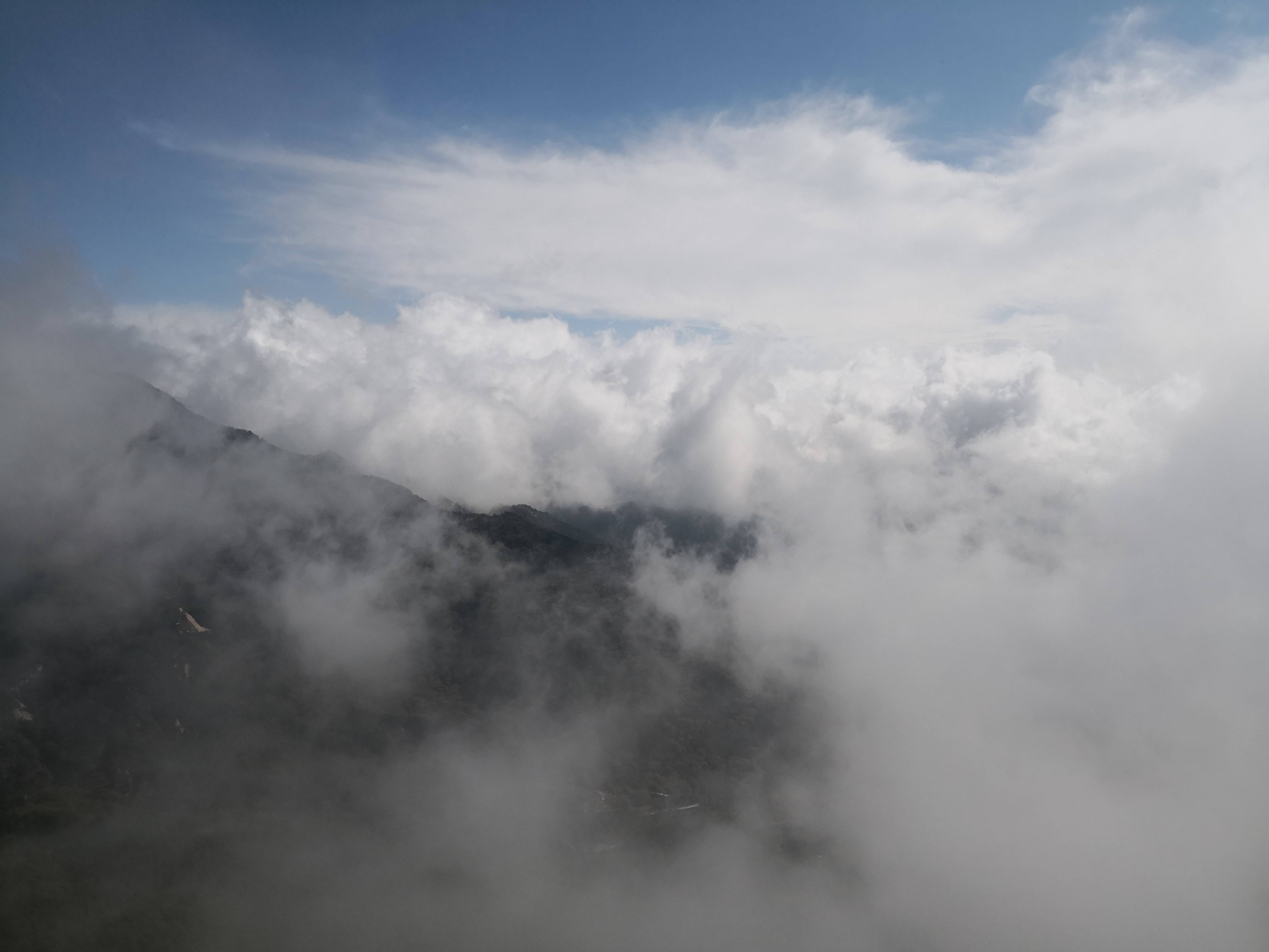 云雾缭绕层林初染燕山主峰雾灵山