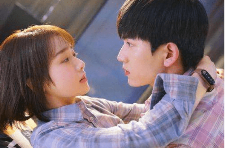 《心动的瞬间》张凌赫吻戏超甜,但背后却是ng不断,女主亲自教戏_手机