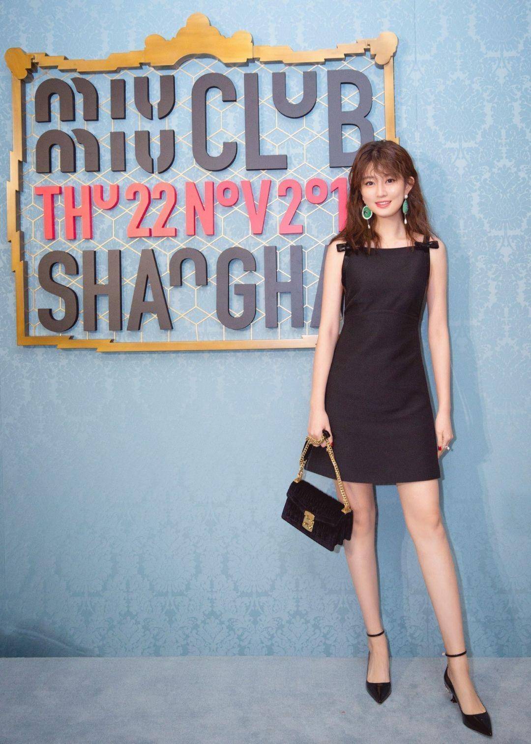 李小冉气质真绝了,一袭黑色连衣裙配黑长直,不用"装贵"也高级