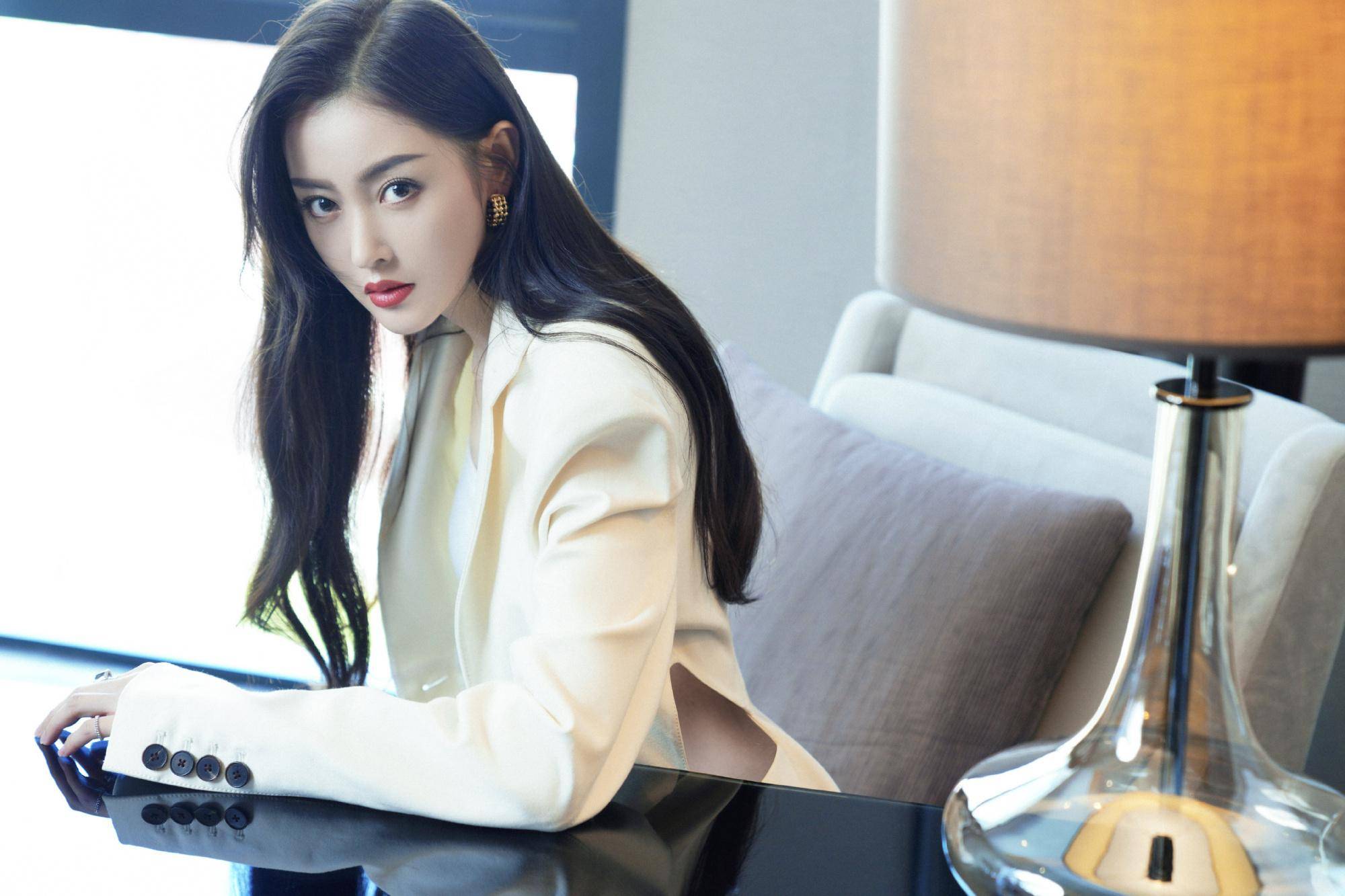 张天爱太瘦了,穿白色西装裙并在腰间挖空,把腰围衬托得更加纤细