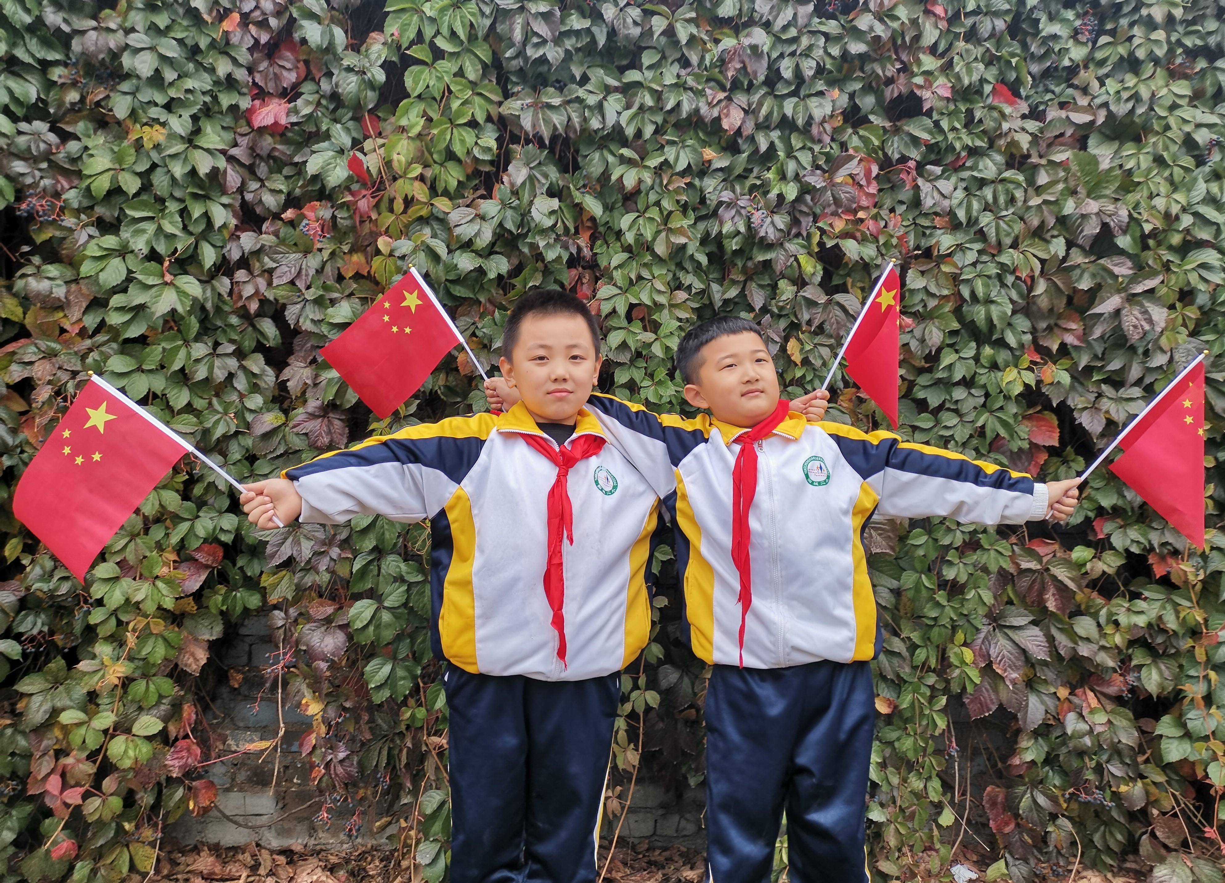 10月3日,山西省阳城县第二小学的孩子们手持国旗,祝福祖国.