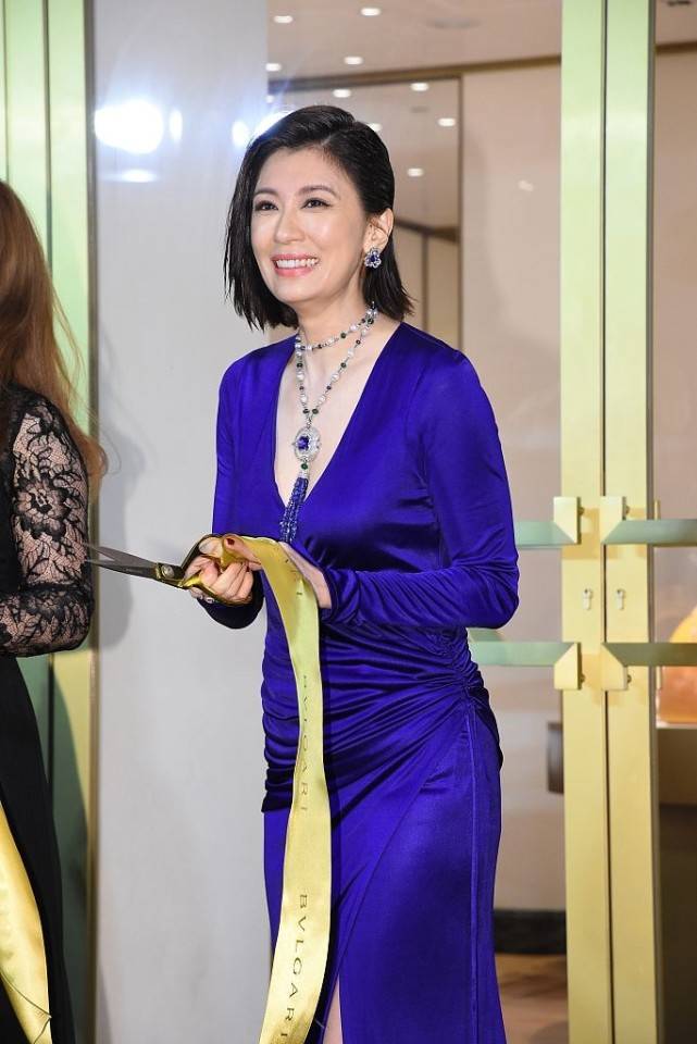 贾静雯出席品牌剪彩活动.