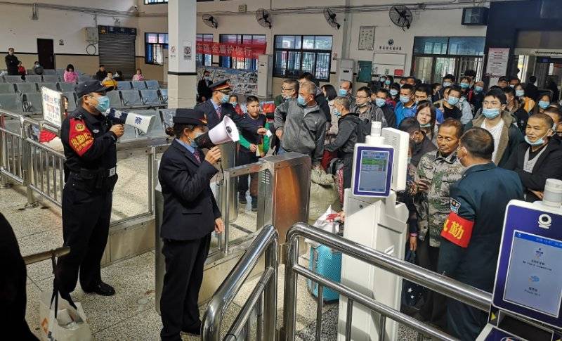 湖南靖州站呈现口罩阵怀化铁警引导旅客出行防疫