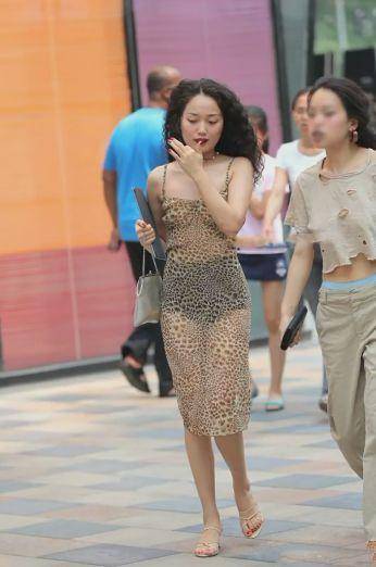 街拍:透明裙子成为路人焦点,真替美女担心,吊带结实吗?_手机搜狐网