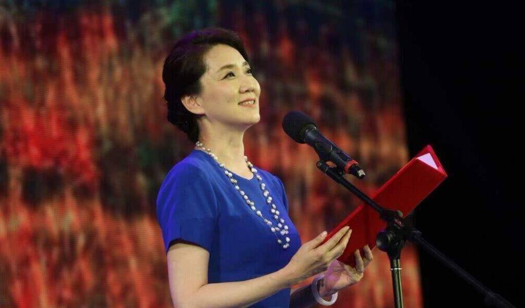 56岁主持人李修平素颜近照变回短发与台上判若两人