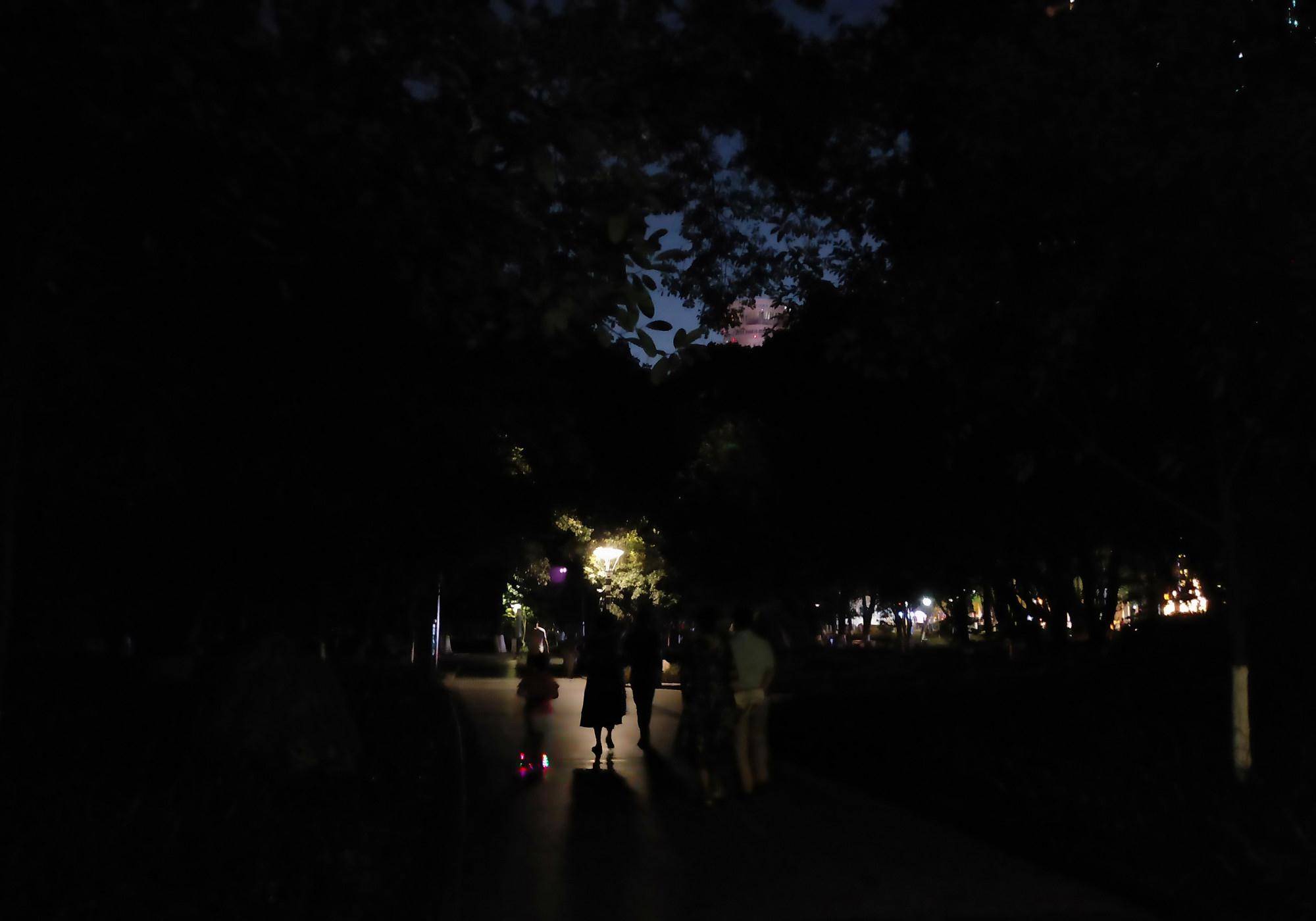 阳春春城公园晚上图片