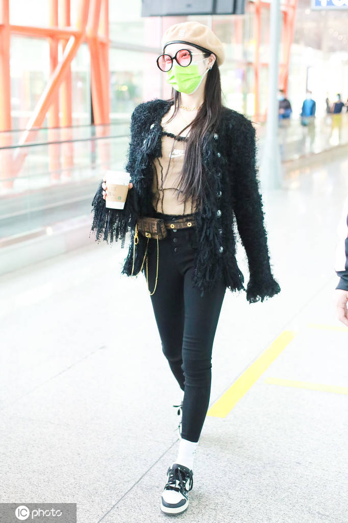 戴燕妮黑色毛绒外套现身机场腰包点缀甜酷时髦