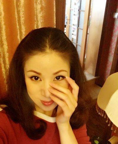 演员周炜白发苍苍,妻子气质好魅力十足,儿子年纪小口才却了得