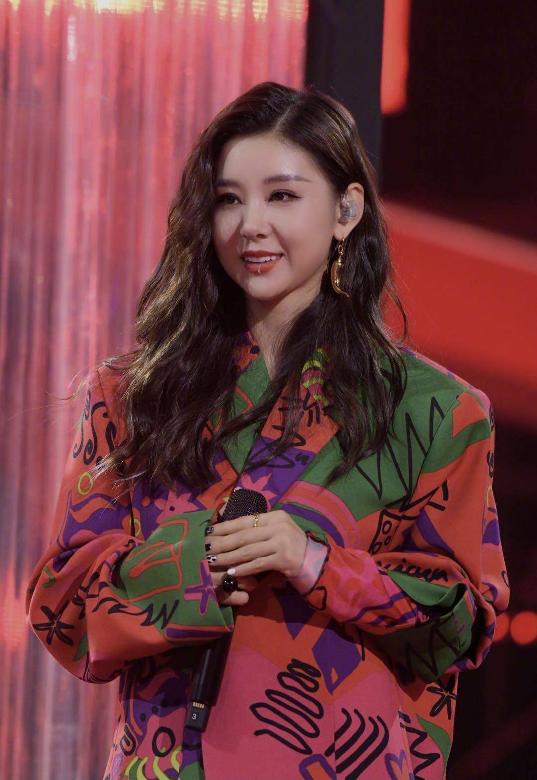 李小萌时髦起来不得了穿彩色西装配长卷发让人过目不忘