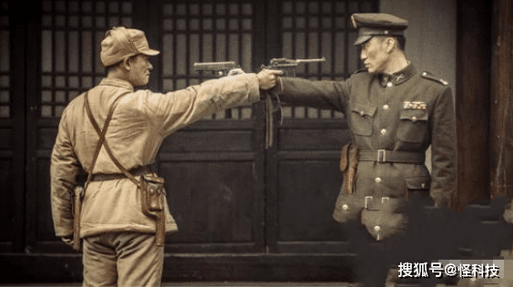 在影视剧中,双方对峙时拿着的都是手枪,我们就按此来设定.