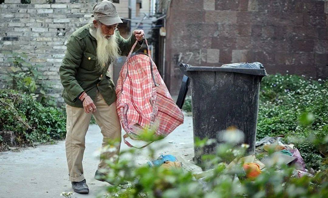 87岁人体模特李继胜,找24岁女友遭8个子女嫌弃,让人唏嘘不已_手机搜狐