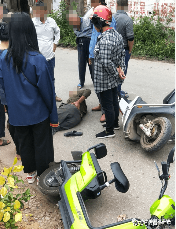 昨日,桂平社坡太安发生交通事故,一老人倒地,表情痛苦!_手机搜狐网