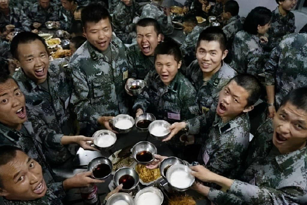 我在部队的第一次八一建军节会餐_手机搜狐网