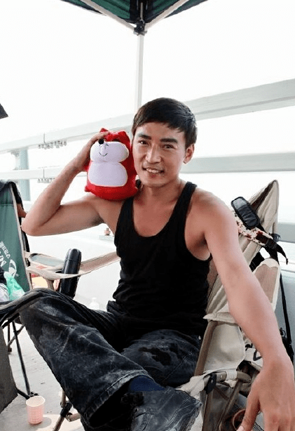 焦恩俊近照变样,胡子花白身材发福,与二婚妻子各玩各的互不干涉-搜狐