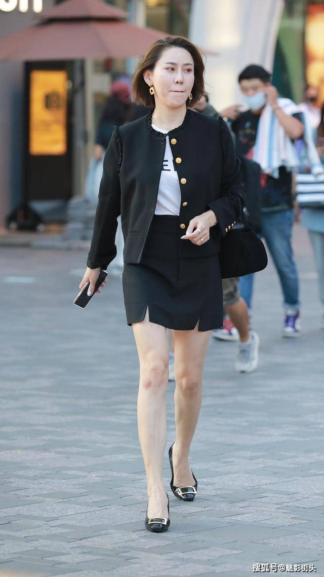 毛呢两件套裙子搭配尖头细跟鞋职业女性这样穿精致干练又优雅