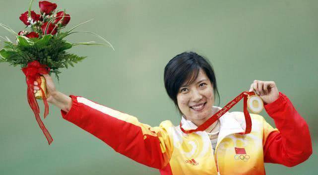 翻开中国射击队史,除了许海峰这个定海神针以外,杜丽的成绩同样十分