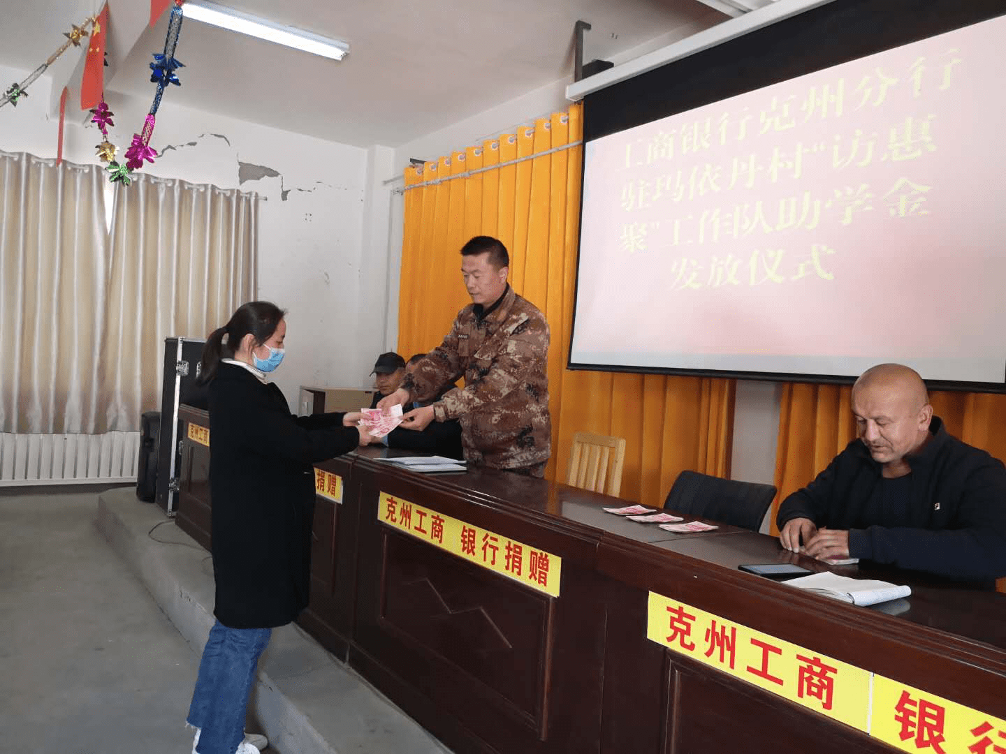 实地,努力当好新时代的答卷人,让吐古买提乡玛依丹村民生活变得更幸福