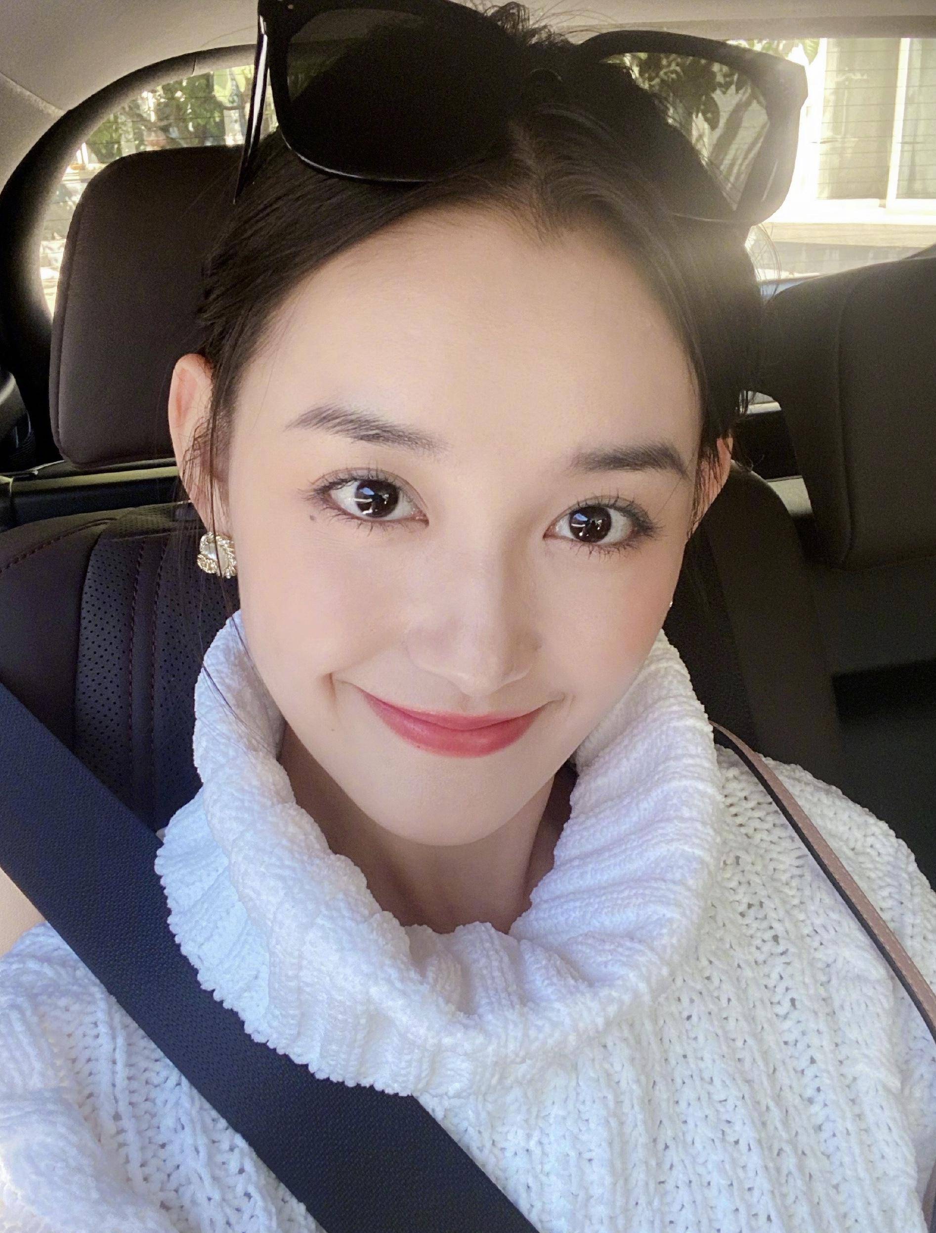 童星出身的演技派,曾是王俊凯绯闻女友,蒋依依白色毛衣清纯甜美