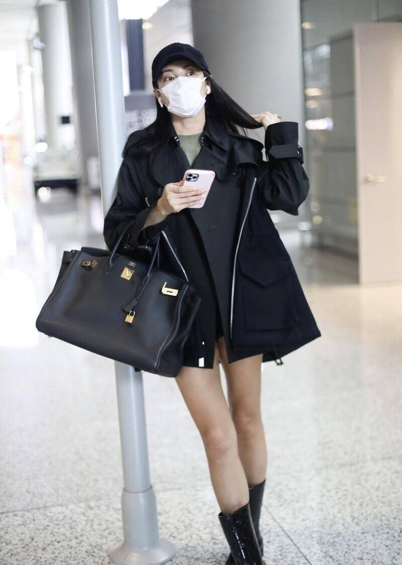 张雨绮高级感无敌了穿短款风衣配短裤超有国际范比例让人羡慕