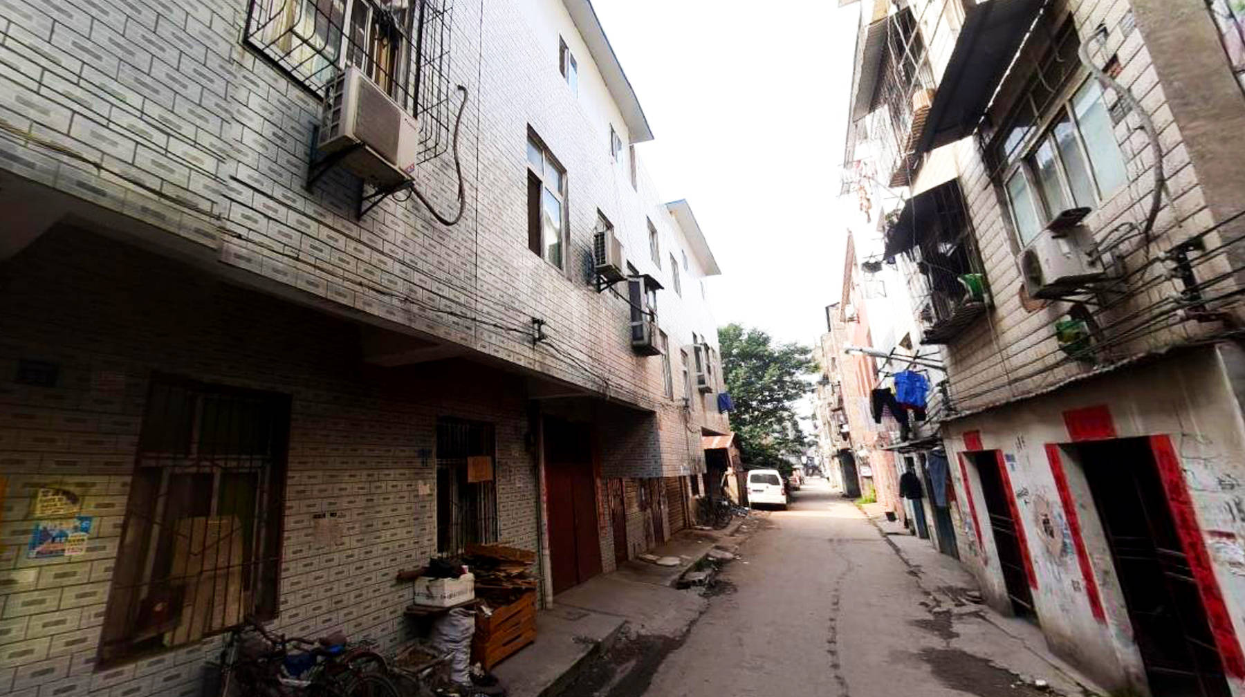 路过武汉市区最简陋城中村:平房建在高架桥下,狭窄道通宛若迷宫