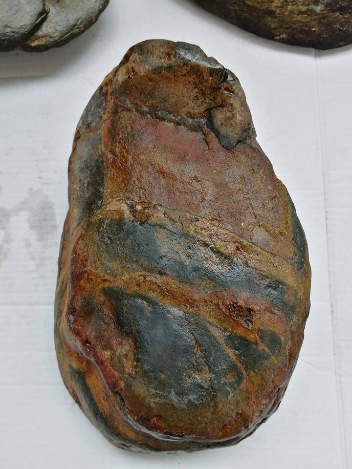 在广西大山深处,有太多漂亮的奇石了,你说那块最有价值呢?_石头