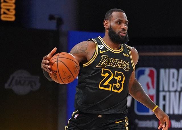 詹姆斯准绝杀传球遭外界猛烈抨击,利拉德:换做是我会直接投篮_丹尼