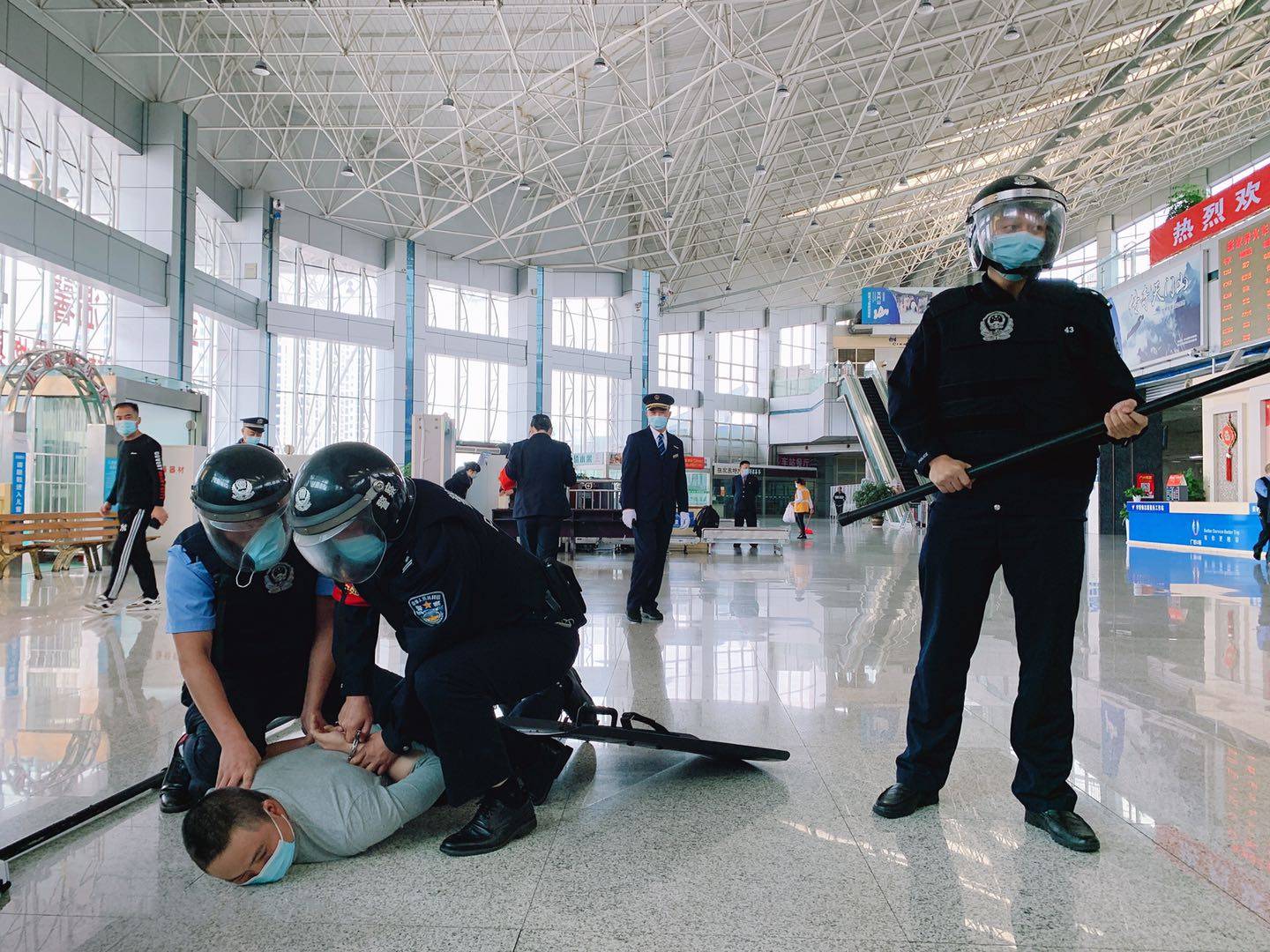 醉酒男子持械强闯安检别慌这是演练