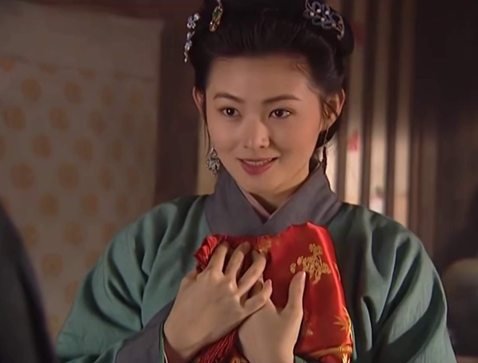 她饰演的潘金莲,一句"大郎,把药喝了吧"记忆犹新,如今依然风韵犹存