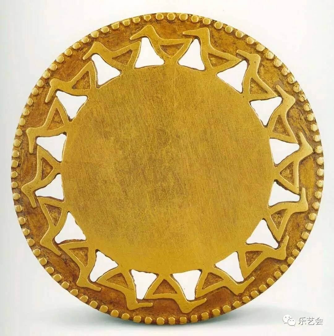 太阳神鸟牌饰释义:太阳神每天从东方升起,照耀着大地,生命中的每一天