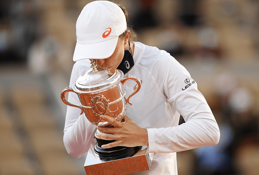 高清法网女单决赛斯维亚泰克夺冠开心亲吻奖杯